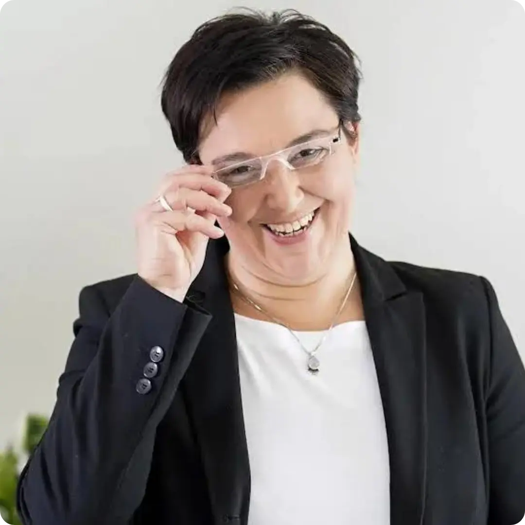 Lachende Frau mittleren Alters mit einer Brille